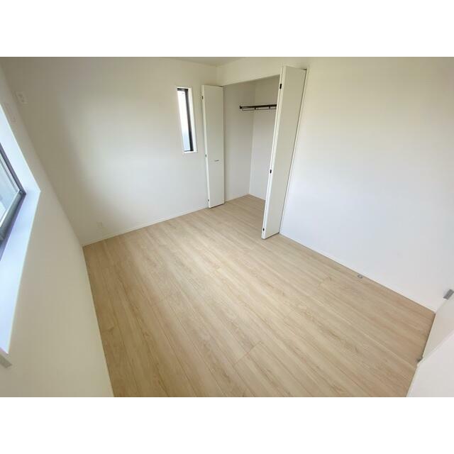 6帖の洋室には大容量のクローゼットあり 洋服選びが楽しくなりますね♪