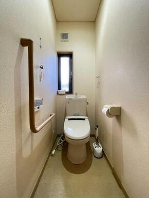 立ち上がりをサポートしてくれる手すり付き！