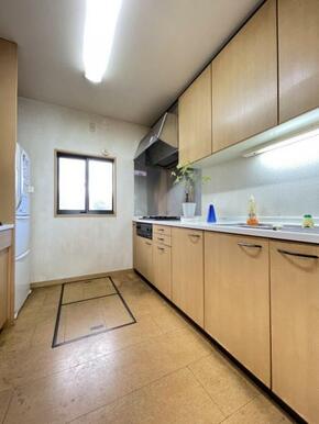 作業スペースが広い！窓のある明るいキッチンです＾＾