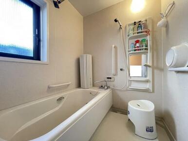 1日の疲れを癒してくれる浴室は、窓のある開放的な空間＾＾