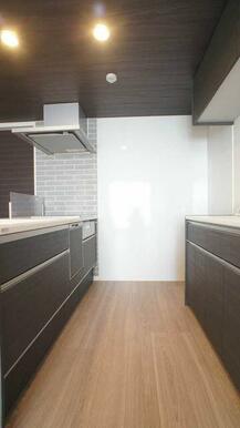 キッチンは下部に収納がございます