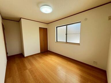 「2階北側洋室」日当たり良好な約7畳、書斎や夫婦用の寝室など使い勝手が良いお部屋です