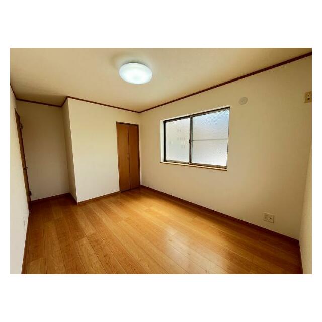 「2階北側洋室」日当たり良好な約7畳、書斎や夫婦用の寝室など使い勝手が良いお部屋です