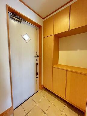 「玄関」収納力のある下駄箱付きでスッキリとした玄関になっております