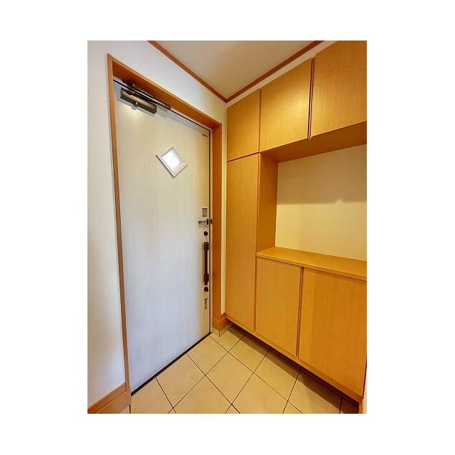「玄関」収納力のある下駄箱付きでスッキリとした玄関になっております