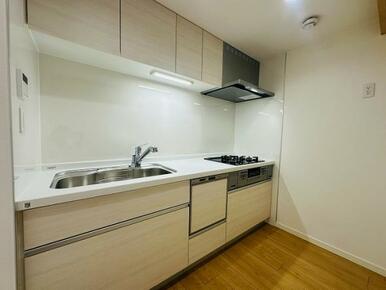 新品交換済みのシステムキッチンの様子