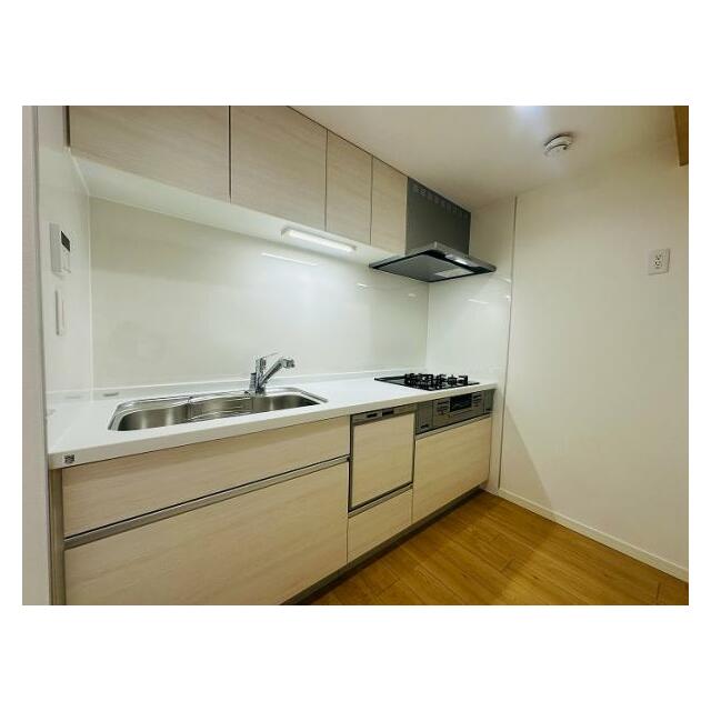 新品交換済みのシステムキッチンの様子