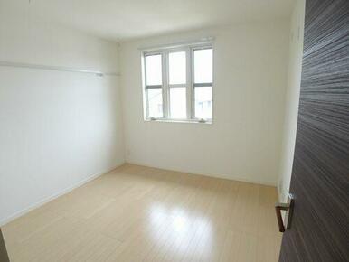 画鋲や釘を使わずにちょっとした物かけに便利な化粧幕板付き♪