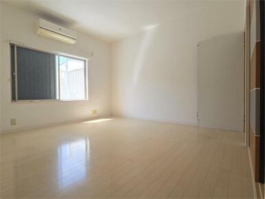 ２階洋室８．５帖