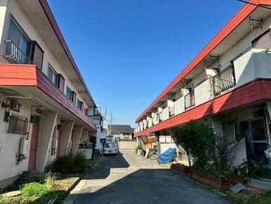 前面道路含む現地写真です