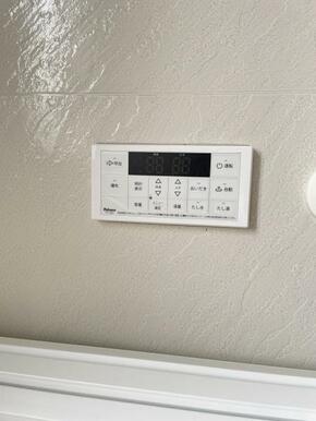 ボタンひとつでお湯張りや追い焚き、温度調整まで！