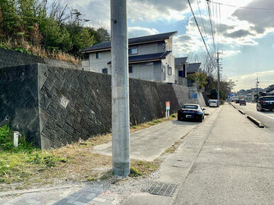 県道沿いの駐車スペース。角（敷地内）に電柱あり。