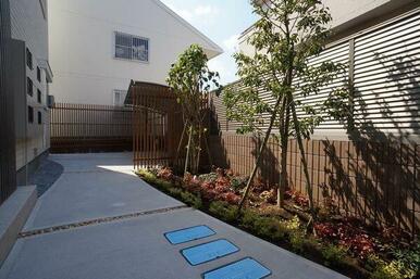【共用通路】建物北側です。奥には屋根付き駐輪場がございます。