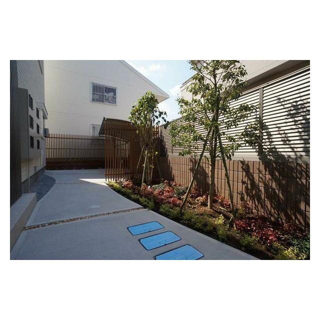 【共用通路】建物北側です。奥には屋根付き駐輪場がございます。