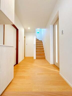 「玄関ホール」玄関からホールを見た様子です。