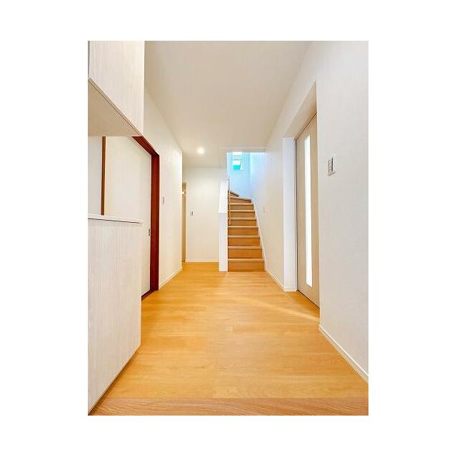 「玄関ホール」玄関からホールを見た様子です。