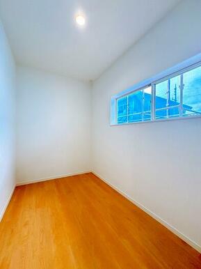 「2階サービスルーム」季節家電やスーツケースも丸ごと収まる、大容量の収納空間です。