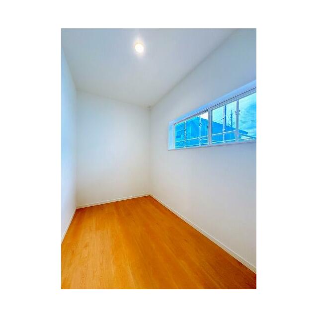 「2階サービスルーム」季節家電やスーツケースも丸ごと収まる、大容量の収納空間です。