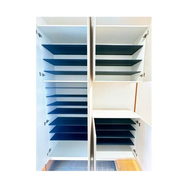 「玄関」コの字型のシューズボックスへ新品交換済みです。