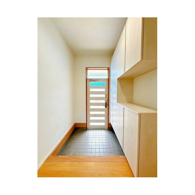 「玄関」ホールから玄関を見た様子です。