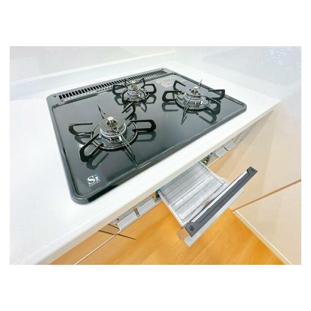 「キッチン」グリル付きの3口ガスコンロです。