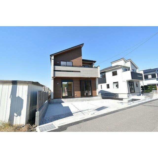 落ち着いた色合いでまとめられた、スタイリッシュな印象の外観です！