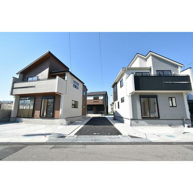 横向きになってますので、お買い物の荷物が多い時には、玄関まで持ち込まなくても直接リビングに窓から入れ