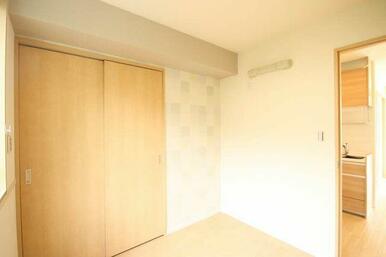 【洋室】一部アクセントクロス採用、収納（２箇所）