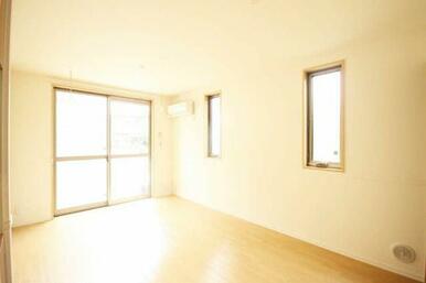 【リビング２】二面採光の明るいお部屋です！シャッターは電動式なので開閉に便利です☆床クッションフロ…