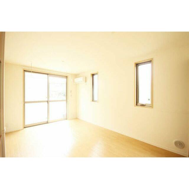 【リビング２】二面採光の明るいお部屋です！シャッターは電動式なので開閉に便利です☆床クッションフロ…