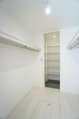 【ＷＩＣ】枕棚タイプと洋服をかけたまま収納できるハンガーポール付き