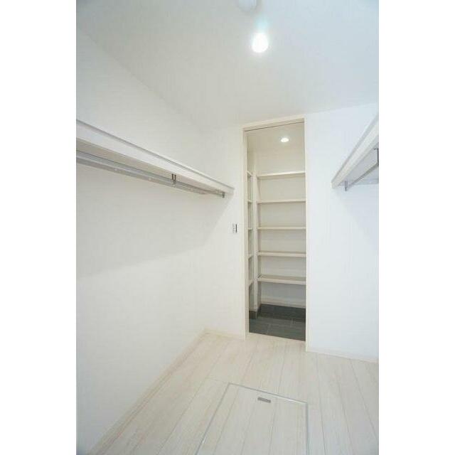 【ＷＩＣ】枕棚タイプと洋服をかけたまま収納できるハンガーポール付き