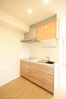 キッチンは落着いた明るめの木目調☆ＩＨクッキングヒーター（２口コンロ）！