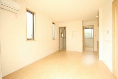 【リビング】窓側よりリビングを撮影しました☆エアコン一基、室内洗濯物干しフック≪フレクリーン≫付い…