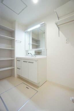 【洗面室】三面鏡タイプの洗面化粧台