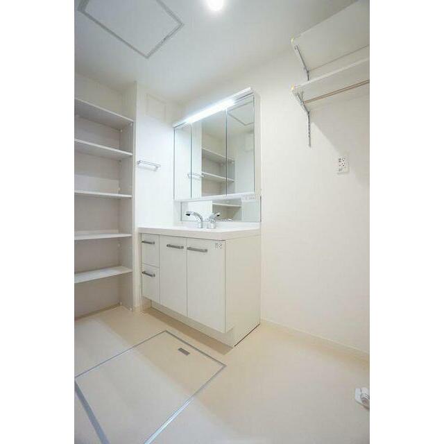 【洗面室】三面鏡タイプの洗面化粧台