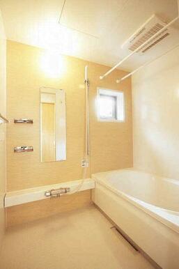 【浴室】追焚機能付き給湯、浴室暖房乾燥機、２４Ｈ換気システム、室内洗濯物干し竿！