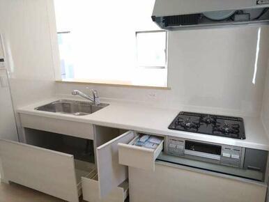 ※家具・調度品等はCG加工にて制作した配置イメージであり、本物件の価格には含まれません。