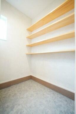 靴だけでなく、アウトドア用品やベビーカーなども置けるシューズクローク。※類似物件の参考画像です。