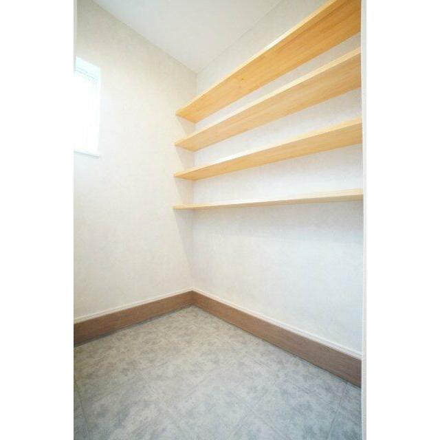 靴だけでなく、アウトドア用品やベビーカーなども置けるシューズクローク。※類似物件の参考画像です。