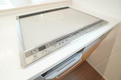 IHコンロは火を使わないので小さいお子様がいても安心です。※類似物件の参考画像です。