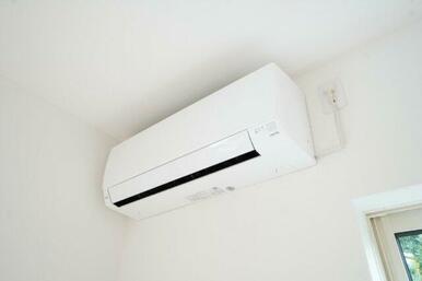 リビングにエアコン1台設置済みです。 ※類似物件の参考画像です。