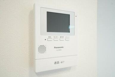 液晶モニター付きインターホンで来客を確認できます。※類似物件の参考画像です。