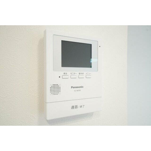 液晶モニター付きインターホンで来客を確認できます。※類似物件の参考画像です。