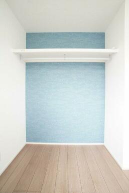 オープンクローゼットは湿気が溜まりづらくカビにくいなどのメリットがあります。※類似の参考画像です。