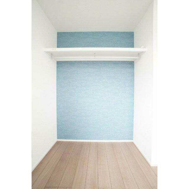 オープンクローゼットは湿気が溜まりづらくカビにくいなどのメリットがあります。※類似の参考画像です。