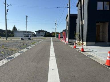 前面道路です。融雪装置があるので冬場も安心ですね！