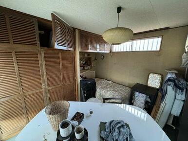 収納が天井までたっぷりあるお部屋です