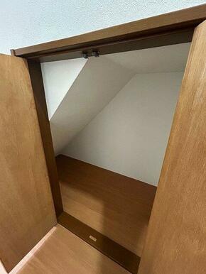 １階廊下収納内