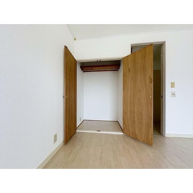 洋服の収納に便利なハンガーパイプ付き